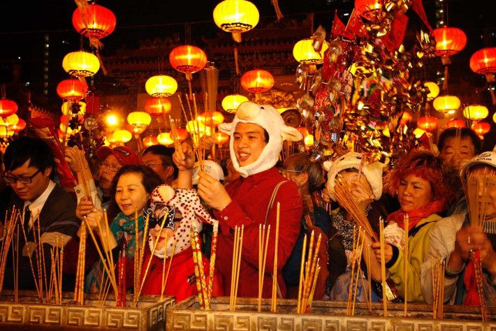 Sang đến ngày Mùng 3 Tết, người Trung Quốc sẽ thực hiện hóa vàng. Họ cũng đi lễ chùa đầu năm để cầu mong những điều may mắn, tốt đẹp sẽ đến với gia đình.