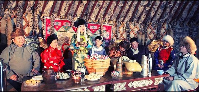 Tết Âm lịch còn được người Mông Cổ gọi là Tsagaan Sar, Tết Tháng Trắng hay Tết Naadam. Trong 3 ngày Tết, người Mông Cổ sẽ mặc trang phục truyền thống.