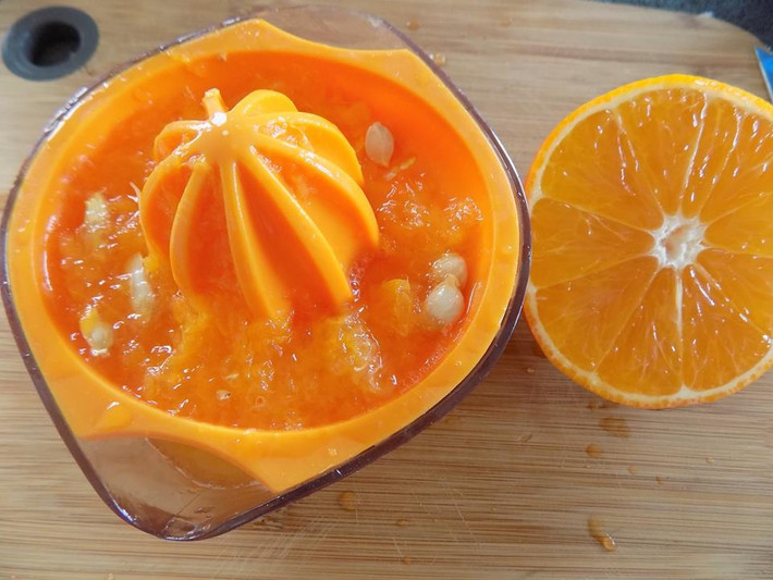 Để làm một cốc đồ uống giải nhiệt thơm ngon này cần chuẩn bị: 2 trái cam mọng nước, 1 quả dừa non, 70 gr đường, 250 ml nước dừa tươi.