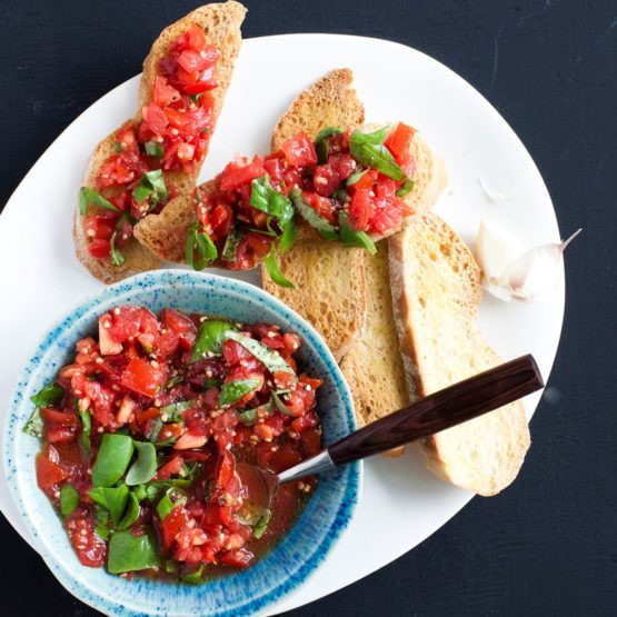Bruschetta đặc biệt thích hợp khi bạn chế biến bữa sáng cho nhiều người ăn một cách nhanh chóng dễ dàng. Mặc dù khá đơn giản nhưng món ăn sáng này được đánh giá cao vì nó cung cấp nhiều năng lượng phù hợp để ăn sáng, cho việc bắt đầu ngày mới.