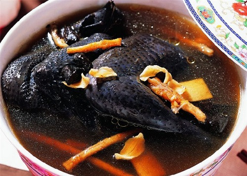 Với món này bạn cho toàn bộ con gà đen hoặc 1/2 con gà đã được là sạch vào nồi áp xuất sau đó cho thêm sâm và một số gia vị đi kèm vào nồi hầm tới khi thịt, xương gà mềm ra để có thể ăn cả xương lẫn nước. Ảnh: Monngonmoingay.