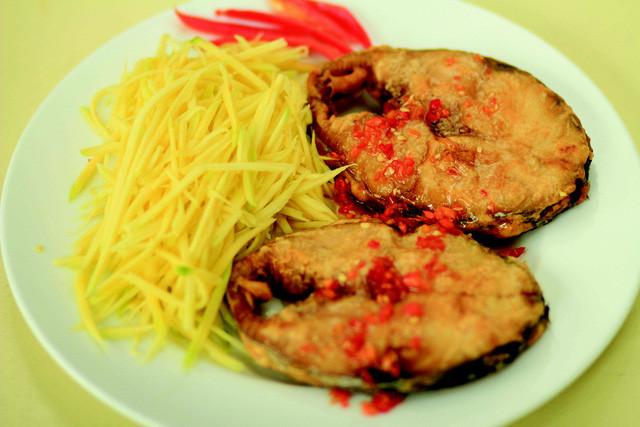 Ăn cá khi đói: Một số tài liệu cho rằng ăn cá khi đói khiến cho nguy cơ phát tác bệnh gout tăng lên vì hàm lượng chất đạm cao trong cá sẽ được nạp trực tiếp, nhanh chóng vào cơ thể của bạn. Ảnh: Monngonmoingay.