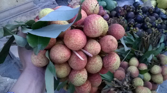 Bên cạnh những ẩn họa nếu ăn vải khi đói, rất nhiều người còn gặp phải các sai lầm đáng tiếc khi ăn vải dẫn đến những tác động xấu không mong muốn đến sức khỏe. Ảnh: Dân trí.