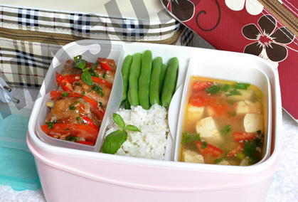 Mùa hè mang cơm hộp đến ăn trưa ở công sở là cách vừa đảm bảo dinh dưỡng, vệ sinh an toàn thực phẩm và tiện ích cho chị em không phải ra ngoài đường giữa trưa hè đổ lửa. Tuy nhiên nếu bảo quản cơm không đúng cách rất có thể phải đối mặt với nhiều nguy hiểm tiềm ẩn đối với sức khỏe. Ảnh: Lamchame.