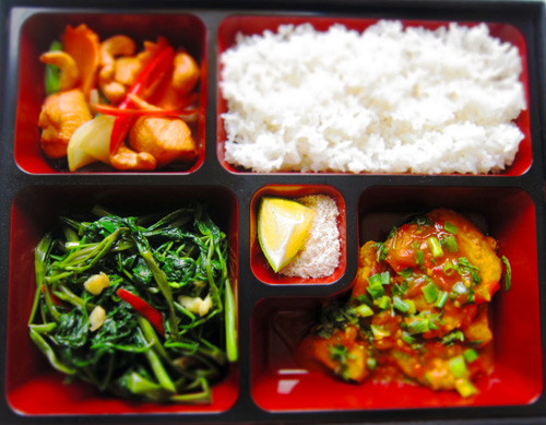 Để đảm bảo an toàn, tránh gặp họa khi tự nấu cơm mang cơm hộp ăn trưa trong mùa hè chị em cần lưu ý. Bảo quản hộp cơm trong tủ lạnh sau đó cắm nóng lại để ăn tránh để cơm và thức ăn bị ôi thiu. Ảnh: Monngonmoingay.