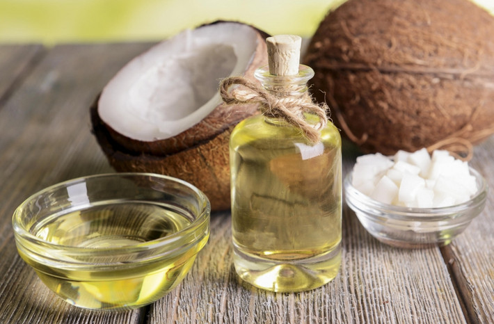 Dầu dừa: Dầu dừa được biết đến với công dụng có thể trị nấm Candida, một loại nấm âm đạo có thể gây viêm nhiễm, ngứa ngáy và bốc mùi vùng kín. Ảnh: Baithuoc.