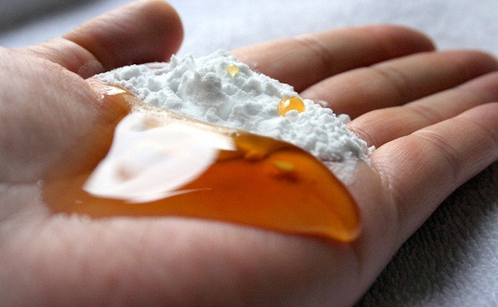 Baking soda: Đây là một thành phần có thể được sử dụng để cân bằng độ pH trong cơ thể của bạn. Khi mức độ pH là cân bằng, các vấn đề của mùi âm đạo sẽ tiêu tan. Thêm một nửa cốc baking soda để bồn nước tắm của bạn. Ngâm mình khoảng 20 phút. Lau khô kỹ bằng khăn sạch. Cách này sẽ giúp chống lại nhiễm trùng, nấm và có thể giúp loại bỏ mùi hôi nhanh chóng. Blogsuckhoe.