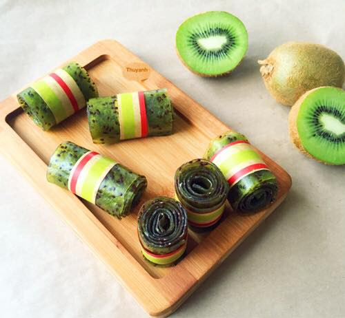 Và đây là món kẹo kiwi cuộn sau khi thành phẩm, vừa đẹp mắt thu hút sự chú ý của các bé vừa giúp các bé ăn ngon miệng mà không phát hiện ra vị kiwi chua thường ngày. Ảnh: Facebook monngonmoingay.