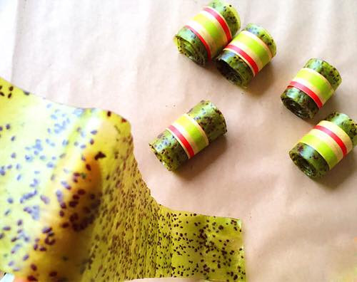 Nếu không có lò nướng thì mẹ có thể đem kiwi phơi nắng hoặc sấy đều được. Ảnh: Facebook monngonmoingay.
