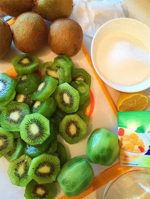 Để làm kẹo cuộn kiwi nguyên liệu cần chuẩn bị gồm: 1kg kiwi, đường ½ bát, bột gelatin 30gr.