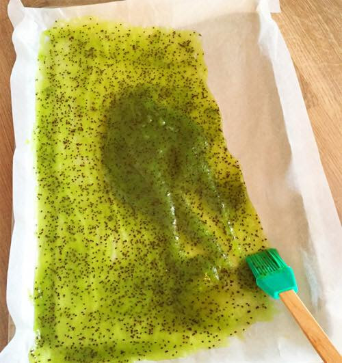 Múc dần hỗn hợp kiwi đã đun nóng dàn đều lên mặt giấy (lưu ý nên dàn thành một lớp thật mỏng). Ảnh: Facebook monngonmoingay.