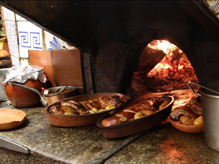 Món ăn nổi tiếng nhất ở đây có tên cochinillo asado (heo sữa quay). Đây chính là một trong những món đã làm nên thương hiệu trứ danh cho nhà hàng này.