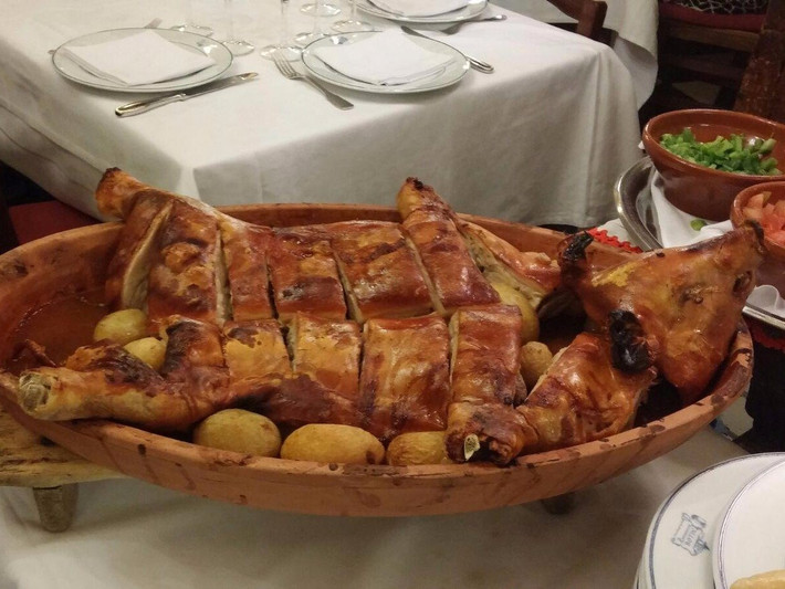 Nằm ngay tại trung tâm Madrid, Tây Ban Nha, với lịch sử lâu đời và nhiều món ăn ngon đặc biệt, nhà hàng lâu đời này đã được ghi vào kỷ lục Guiness thế giới.
