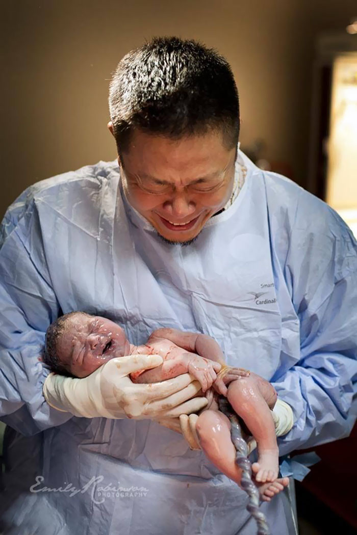 Người cha này chính tay đỡ đẻ cho vợ đón con mình chào đời và anh cũng không thể kìm nén niềm hạnh phúc từ tận đáy lòng. Nguồn ảnh: Borepanda, MD.