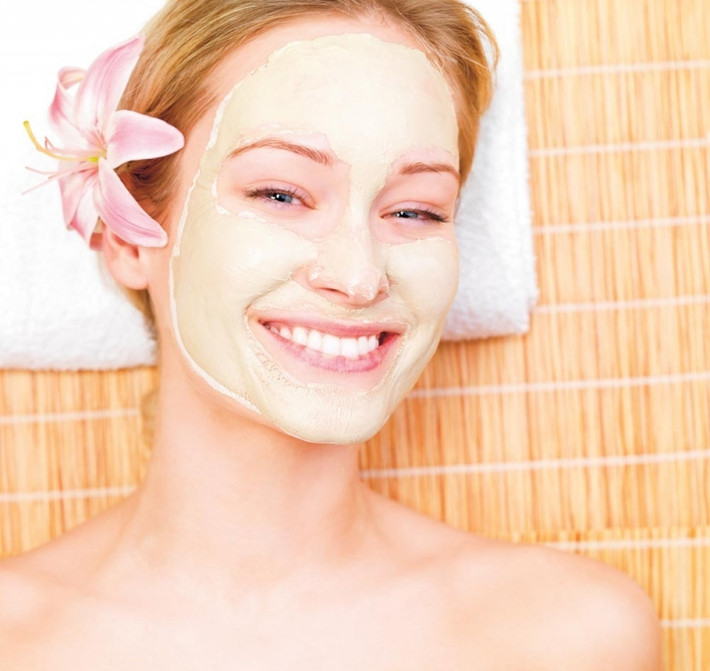 Đắp mặt nạ vải và chuối trong khoảng 15 – 20 phút thì rửa lại với nước thật sạch. Ảnh: Viên mỹ.