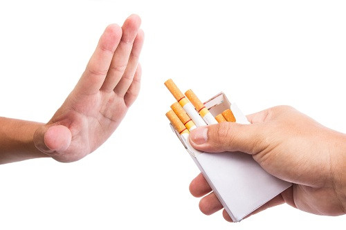 Ngoài ra, cách làm này còn có thể sử dụng cho những người đang trong quá trình cai thuốc lá. Uống nước ép này sẽ làm giảm cảm giác thèm hút thuốc, ổn định thần kinh. Ảnh: Thầy lang nghị.