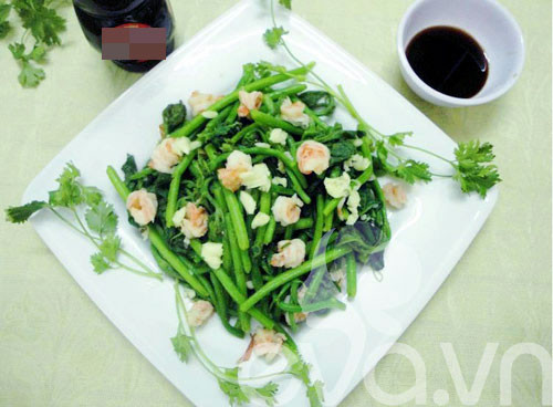 Bệnh nhân có sỏi trong đường tiết niệu nên thường xuyên ăn các món ăn chế biến từ ngọn bí đỏ để loại bỏ sỏi, giảm đau và lợi tiểu. Ảnh: Thực phẩm an toàn.