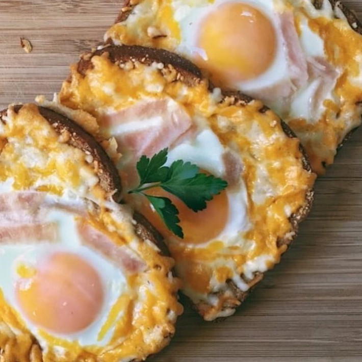 Đơn giản nhất có thể kẹp bánh mì sandwich với bất cứ nguyên liệu gì như bơ, thịt nguội, rau củ có sẵn là có được món ăn sáng yêu thích và nhanh chóng.
