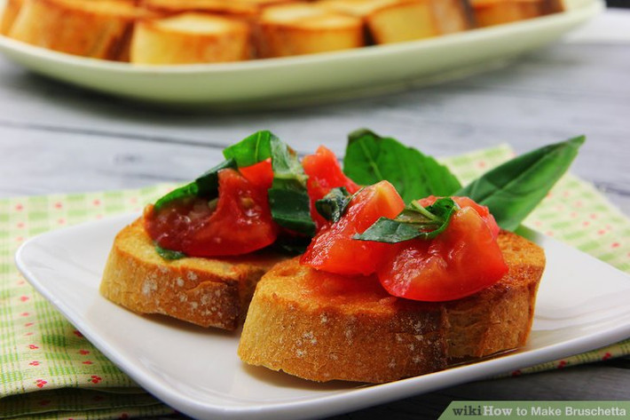 Món ăn này gồm có những lát bánh mì nướng, được xát tỏi, dầu ô-liu, muối, tiêu lên bề mặt sau đó thêm rau, tiêu đỏ, thịt, đậu, cà chua tươi, phô mai…