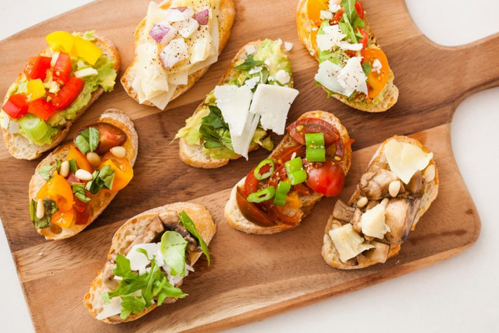 Bruschetta là một món ăn yêu thích, phổ biến của người Ý. Ban đầu đây là món khai vị, tuy nhiên theo thời gian nó ngày càng trở nên quen thuộc với hầu hết mọi người.