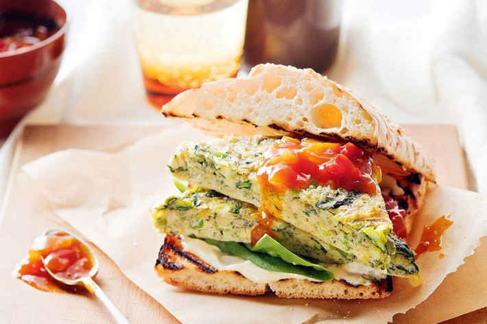 Cận cảnh một món bánh mì kẹp yêu thích của người Châu Âu.