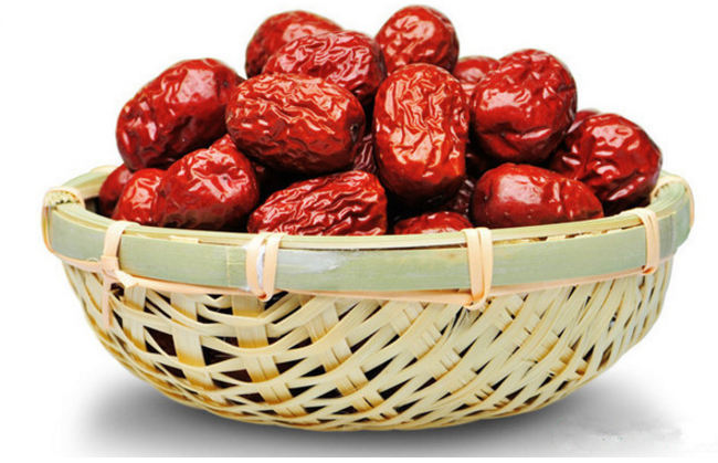 Hạt lạc trị thiếu máu: Dùng 100g lạc nhân kết hợp với táo đỏ, đường đỏ nấu cháo ăn để trị chứng thiếu máu. Hoặc bạn có thể nấu lạc nhân với đậu xanh, đậu đỏ thành chè thêm đường đỏ ăn cũng có tác dụng tương tự. Ảnh: Làm cha mẹ.