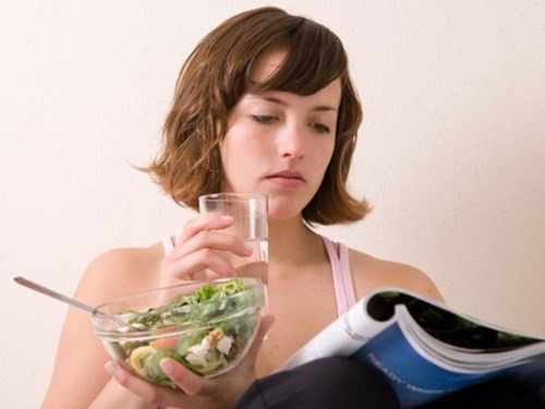 Vừa ăn vừa uống nước cũng là thói quen nhiều người mắc phải trong mùa hè. Việc làm này cũng không nên vì khi bạn nạp quá nhiều nước vào bụng khi ăn sẽ làm loãng dịch vị ảnh hưởng không tốt đến quá trình tiêu hóa và hấp thu chất dinh dưỡng trong cơ thể.