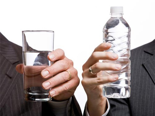 Nếu bạn uống quá nhiều nước với tốc độ quá nhanh trong một thời gian ngắn sẽ khiến máu loãng ra, làm tăng gánh nặng cho tim phổi của bạn.