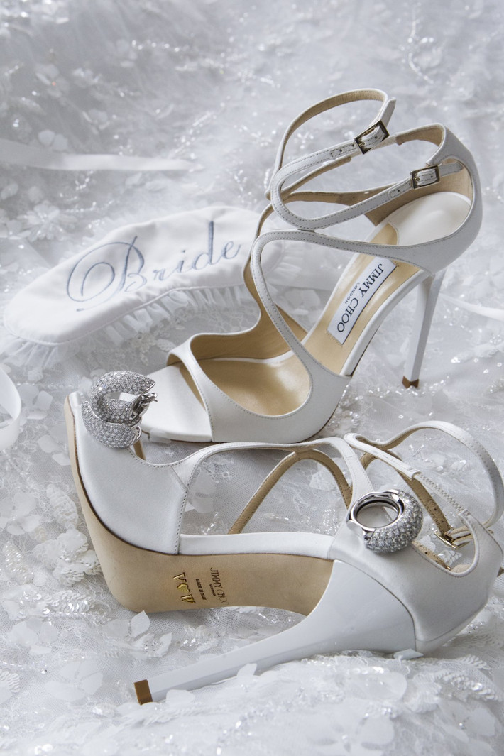 Cô dâu xinh đẹp này đã mặc chiếc váy cưới cùng đôi giày Jimmy Choo tuyệt đẹp này.