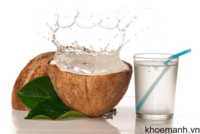 Quả khế chua kết hợp với mật ong, nước dừa làm nước ép để uống có thể trị được chứng bạc tóc sớm. Ảnh: Khỏe mạnh.