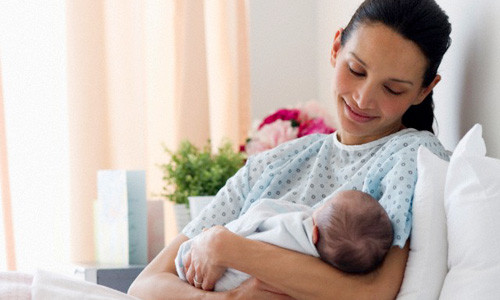 Phụ nữ sau sinh có thể phòng biến chứng hậu sản bằng cách: đun nước quả khế với rễ cây quả giun và vỏ cây hồng bì uống thay nước hằng ngày sau khi sinh. Ảnh: Lamthenao.