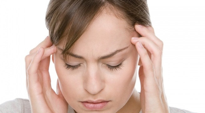 Nếu bạn thường xuyên nhức đầu, khó chịu có thể lấy lá khế sao vàng hãm nước uống hoặc là dùng lá khế tươi giã, vắt nước cho thêm chanh vào uống trước khi ăn. Ảnh: Zing.