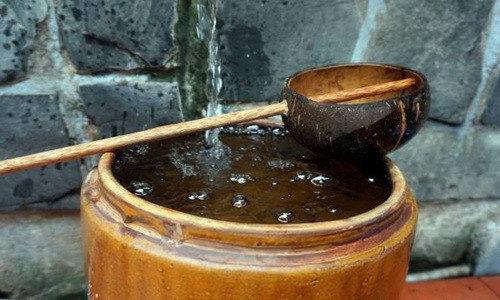 Tuyệt đối tránh không hứng nước từ mái bờ lô xi măng, mái tôn, mái ngói vì nước sẽ có thêm các chất độc. Ảnh: Wordpress.