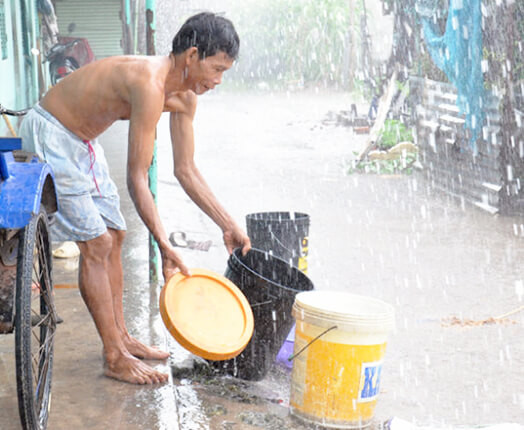 Uống nước mưa thời gian dài còn khiến cho cơ thể bị thiếu khoáng chất, chất dinh dưỡng, gây ra hiện tượng giảm sức đề kháng, hệ thần kinh bị tổn thương vì bản chất nước mưa thiếu sắt, muối, canxi... Ảnh: Maylocnuoc.