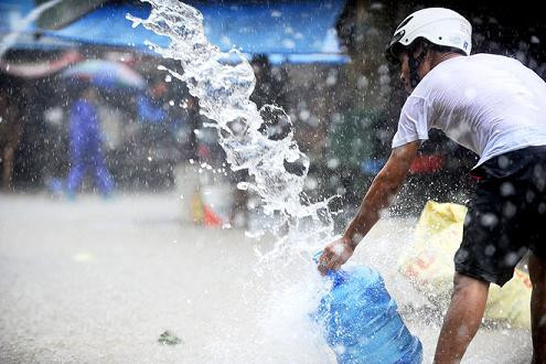 Nguy hiểm hơn trong không khí thường có chứa 2 hợp chất gây ô nhiễm gồm dioxit sunfua (S02) và các ôxit nitơ (NOx). Chất độc này cũng sẽ theo mưa rơi xuống và gây hại cho bạn khi sử dụng nước mưa sinh hoạt. Ảnh: Quangninhgov.