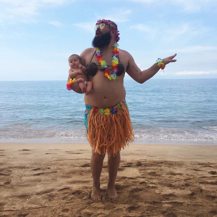 Hai cha con hóa thân thành những nữ thần bãi biển trong lễ hội vui nhộn của Hawaii.