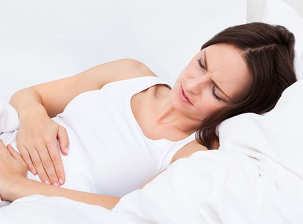 Đối với trường hợp bị băng huyết sau sinh cần cầm máu, mọi người có thể lấy lá bọ mẩy tươi đem giã hoặc xay, chắt lấy nước cốt cho sản phụ uống ngay lập tức. Ảnh: Afamily.