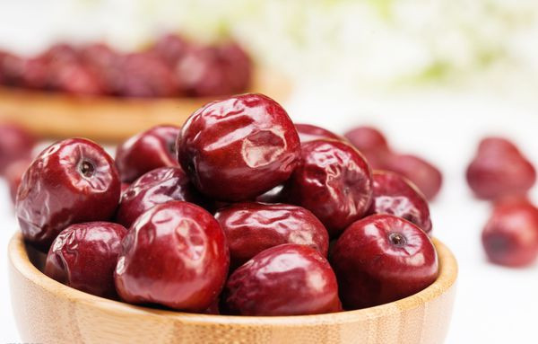 Theo Đông y, táo đỏ có tính giữ nhiệt, vị cam, giàu dinh dưỡng như prôtêin, lipit, đường, can xi, phốt pho, sắt, và nhiều loại vitamin A, C, B1, B2, caroten...có tác dụng làm đẹp da, bổ tỳ, bổ huyết, chống lão hóa... Vì thế, sử dụng táo đỏ để chế biến món ăn và bài thuốc đã trở nên rất phổ biến. Ảnh: Huma.