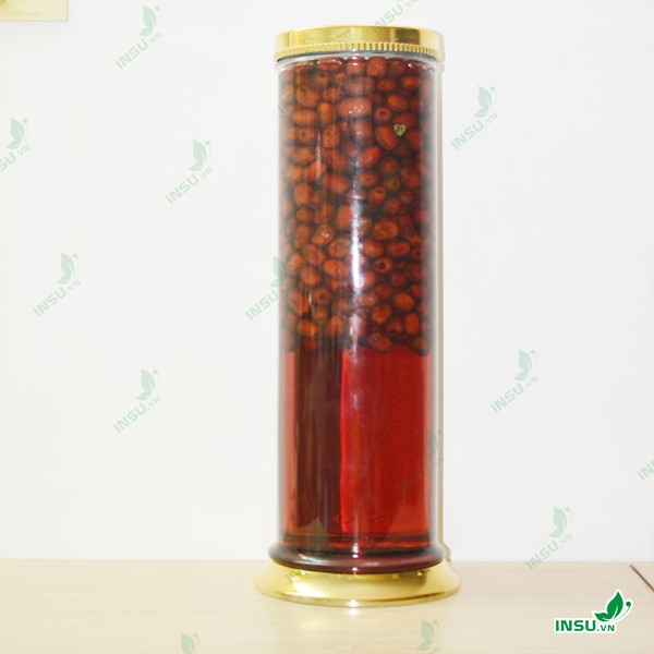 Ngâm rượu táo đỏ uống giúp máu lưu thông tốt hơn, tốt cho người mắc các bệnh ở tim mạch… Ảnh: Insu.