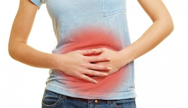 Người bị các chứng bệnh liên quan đến dạ dày đặc biệt là bị đau, viêm loét dạ dày có thể nấu canh táo đỏ hầm nhọ nồi để ăn. Ảnh: Đau dạ dày.