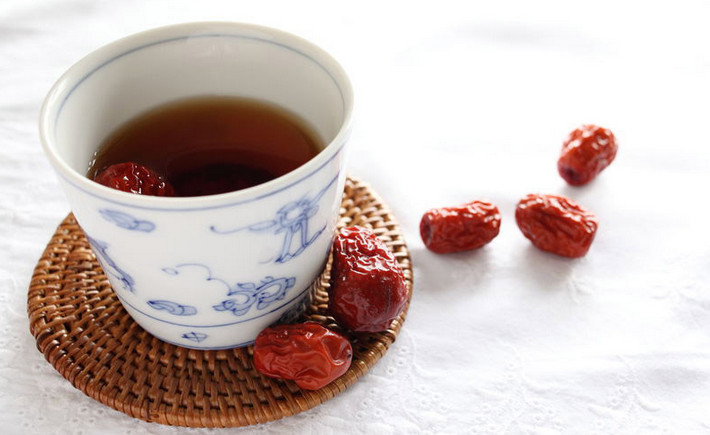 Táo đỏ phơi khô pha thay trà lấy nước uống sẽ rất tốt cho những người gặp các vấn đề ở gan, giúp thải độc tốt trong gan và đặc biệt là tăng protein huyết thanh cho cơ thể. Ảnh: hạt ngon plus+.