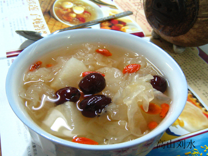 Canh táo đỏ nấu với đường phèn và mộc nhĩ trắng có thể trị các chứng ho khan, ho có đờm… tốt cho hoạt động của phổi. Ảnh: Khỏe đẹp 360.