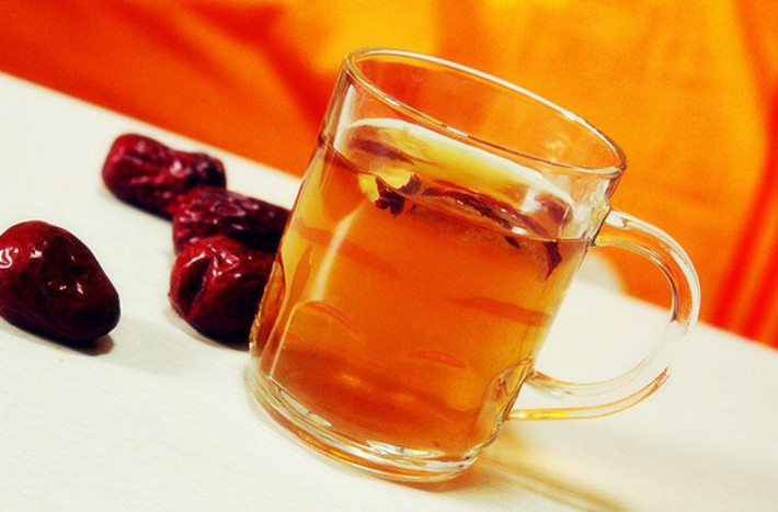 Trà táo đỏ giúp dưỡng họng tốt cho những người phải làm các công việc cần giao tiếp nhiều như: nhân viên kinh doanh, ca sĩ, giáo viên… Ảnh: Báo mới.