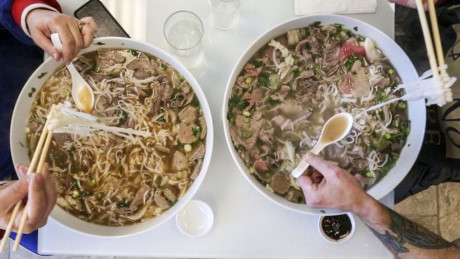 Mỗi tô phở ở đây có đến hơn 1,3kg thịt và bánh phở, trong đó phần thịt được đầu bếp chế biến thành nhiều kiểu để thực khách đỡ ngấy như thịt ức, thịt viên, thịt bò hầm. Ảnh: Tinmoi.