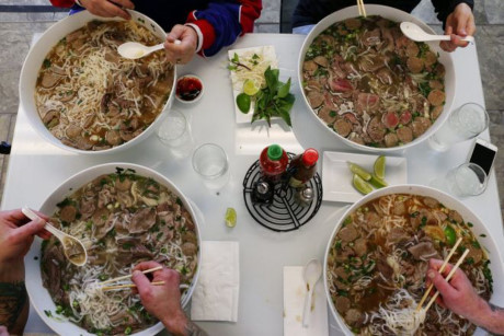 Tô phở lớn nhất thế giới tại Mỹ: Tiệm phở có tô phở khủng được đánh giá là lớn nhất thế giới tiệm phở mang tên Đồng Tháp tại thành phố Seattle. Mỹ. Ảnh: Tinmoi.