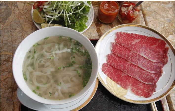 Bát phở đắt nhất Việt Nam: Đây là bát phở thịt bò Kobe được cho là có giá đắt nhất Việt Nam. Ảnh: Youtube.