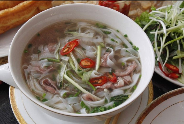Vì được chế biến cầu kỳ nguyên liệu đắt đỏ nên mỗi bát phở thịt bò Kobe được bán với 2 mức giá khủng tới 650.000 đồng và 850.000 đồng mỗi tô. Ảnh: Youtube.