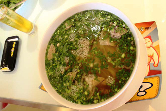 Một tô phở đặc biệt này 750g bánh phở, 40g nạm, 25g gân, 80g gầu, 50g tái, 42g bò viên, 2150ml nước lèo, 1 phần (rau, tương, ớt, chanh). Ảnh: Phoonghung.