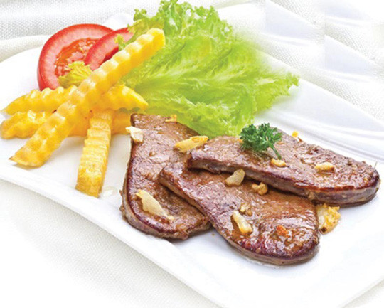 Không được ăn gan lợn chưa chín: Gan lợn là nơi đào thảo chất độc trong cơ thể con lợn vì thế nếu bạn ăn gan lợn còn sống hoặc chế biến chưa kĩ thì cơ thể bạn có nguy cơ bị nhiễm những chất độc còn xót lại trong gan lợn. Ảnh: Vaobep.