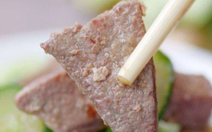 Không nên ăn quá nhiều gan lợn: Hàm lượng cholesterol trong gan lợn rất cao, nếu bạn ăn quá nhiều gan lợn trong thời gian dài sẽ khiến cho lượng cholesterol nạp vào cơ thể nhiều quá, gây nên nhiều căn bệnh nghiêm trọng như bệnh tim mạch, huyết áp cao, xơ vữa động mạch... Ảnh: Sống khỏe.